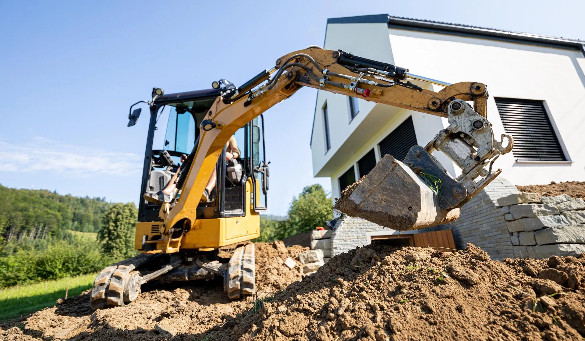 Minibagr Volvo EC18D - profesionální stavební technika pro pronájem